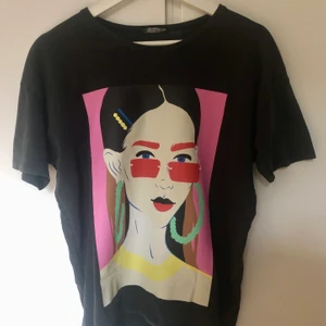 Zara t-shirt - T-shirt från zara med tryck. Är en S men sitter som en XS-M beroende på hur man vill att den ska sitta. Frakt tillkommer.