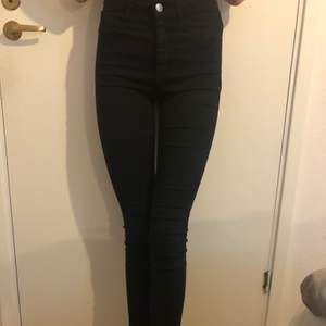 Jeans i modellen Molly från Gina tricot, frakt tillkommer på 60kr