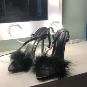 Klackskor  - Superfina klackskor från prettylittlethings. Helt oanvända då det är för små för mig. Storlek: 4 