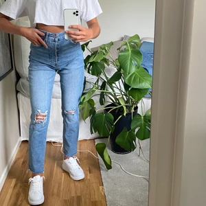 Mom-jeans med slitningar  - Så snygga och sköna jeans! Storlek XS, men väldigt stretchiga så skulle passa S! Frakt på 79 kronor tillkommer 