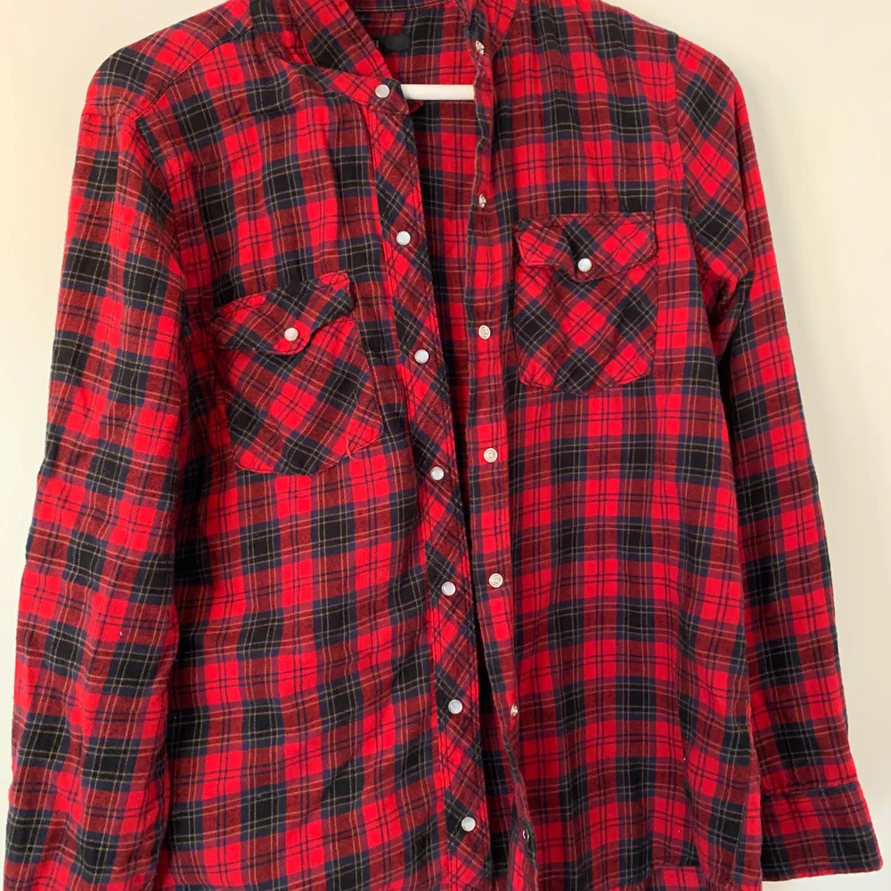 Ursnygg röd/svart flanellskjorta ❤️ fraktar eller möts upp . Skjortor.