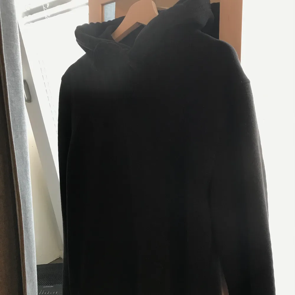 En svart enkel hoodie ifrån H&M! Hoodien är väl använd och därför lite nopprig tyvärr därav priset🙁 men funkar Som en vardags hoodie😊 frakt tillkommer. Hoodies.