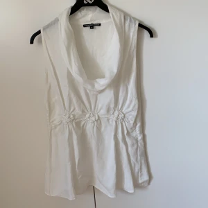 Linne blus vit - Härlig sommarblus av 100% linne. Med söta detaljer.