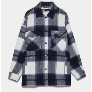 Blå och vitrutig kappa från Zara! - Säljer min skitsnygga rutiga kappa från Zara pga att jag aldrig använt den. Den är blå och vit (dåligt ljus på mina bilder) och använd endast några enstaka gånger, så den är nästan som ny. Nypris 550kr, jag startar på 275. Säljer till den med högst bud😋✨💗