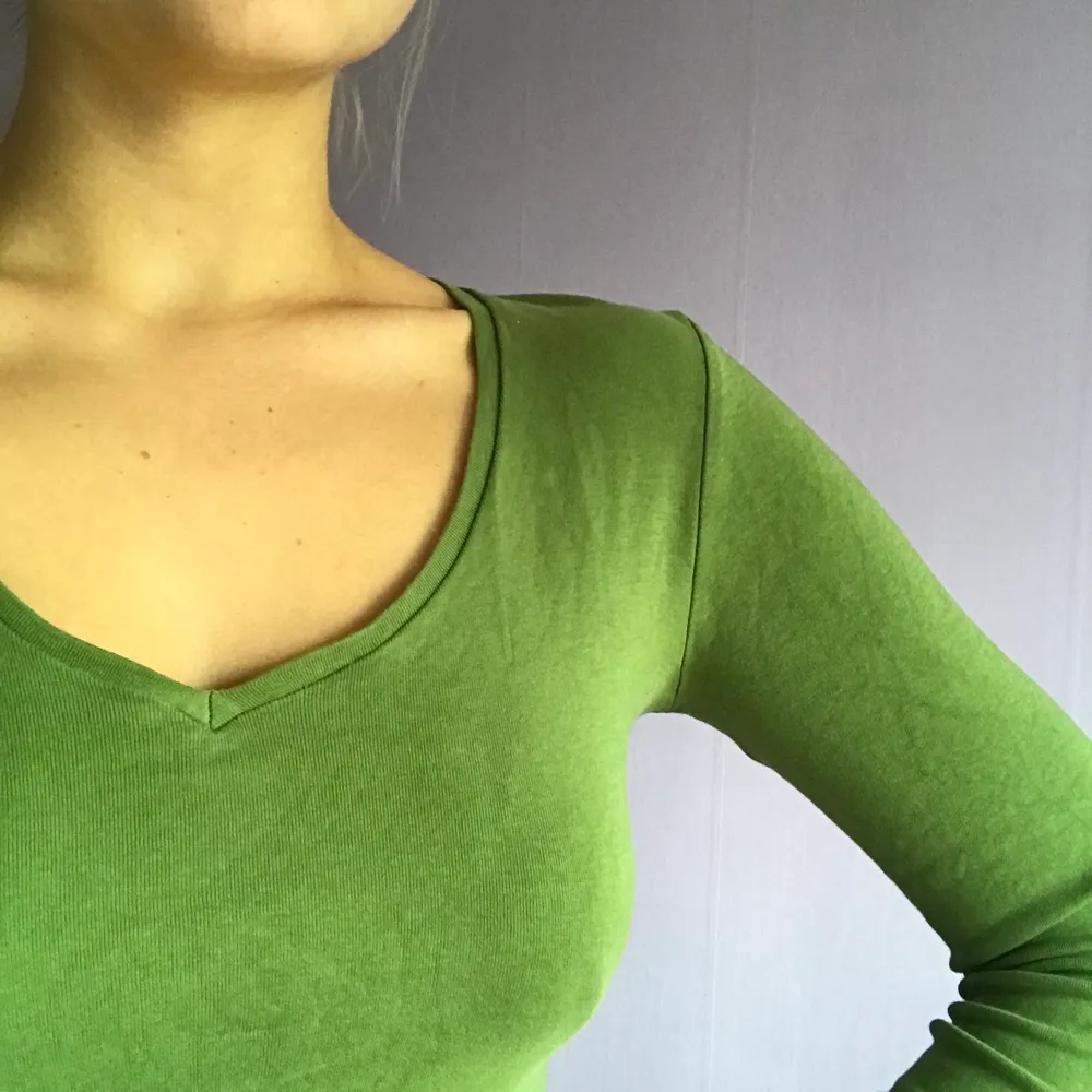 Långärmad grön tröja i M men som passar från S-L.. Toppar.