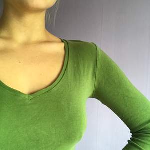 Långärmad grön tröja i M men som passar från S-L.