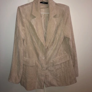 Oversize Manchester kavaj  - Oversize Manchester kavaj i creme färg. I storlek 40 