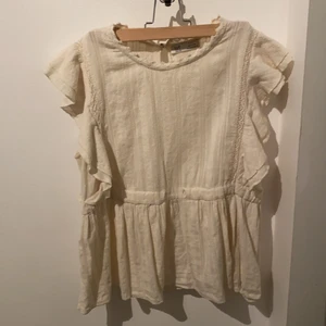 Zara blus - Skit snygg tröja från Zara, använd 2-3 gånger. Bra skick och matchar till det mesta! Volanger vid armarna och sitter åt lite vid midjan, små söta detaljer lite här och där.