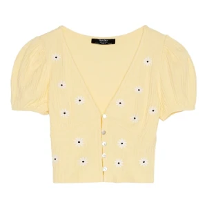 blommig topp - köpte tröjan från zalando och är från bershka. Har använt tröjan en gång men den har inte kommit till användning och därför säljer jag tröjan. Frakt tillkommer❤️