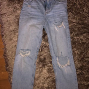 Håliga jeans - Raka jeans med hål från bershka, dem slutar vid början av foten och jag är 174cm