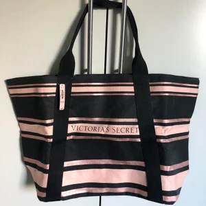 Victoria’s Secret väska - Fin limited edition Victoria’s secret väska. Nypris: ca 700 kr Och aldrig använd. Jag säljer min för 90 kr + frakt, alltså 153 kr. Pris kan diskuteras. Väskan har ett stort fack inuti med dragkedja och två mindre utan.
