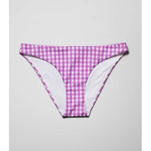 Bikini underdel - Bikini underdel från weekday. Säljs för att den är för stor på mig. Den är stor i storleken. Aldrig andvänd lappen är kvar. Köpt för 120kr säljs för 60kr + frakt