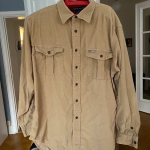 Tommy Hilfiger-skjorta i mancester  - Beige mancesterskjorta. Oversized på mig (165cm) 🌱