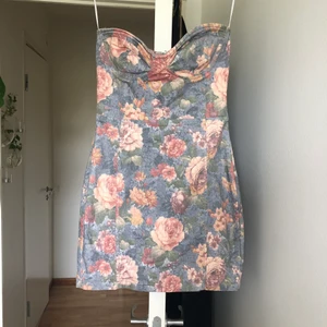 Korsettklänning från Topshop - Fodralklänningar från Topshop i storlek 38 (passar XS-S) Köparen står för ev frakt 🧡✨