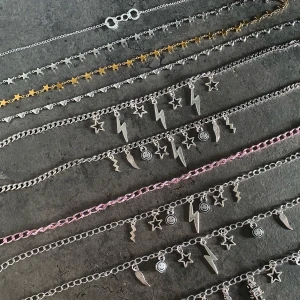 Kedjehalsband ä - Asballa rostfria kedjehalsband! (Jag räknar uppifrån).            1. 80kr inkl frakt                                                                                  2,3,4. 100kr inkl frakt                                                                         5,6. 110kr inkl frakt                                                                                 7. 70kr inkl frakt                                                                               8,9,10. 95kr inkl frakt                                                               Skriv ett meddelande vid intresse eller för fler bilder! 🤩⚡️