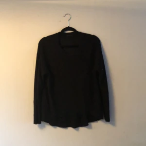 Stickad tröja  - Stickad tröja från Gina, storlek S men passar upp till L. Skickar gärna men köparen betalar frakten 