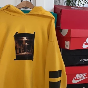 Hoodie från Nakd storlek S/M  - En cool gul hoodie från nakd som  e super fin men tröttnat på. Är väl använd men har behållt super bra skick, de vill säga att de ej e knottet vid armar osv 