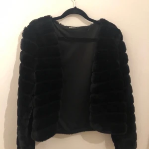 Fluffig jacka/kofta - Svart i storlek S från ginatricot, knappt använd