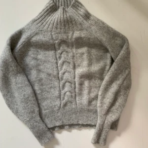 Odd Molly stickad tröja  - Odd Molly grå stickad tröja med fransar på baksidan, strl 0, bra skick, 