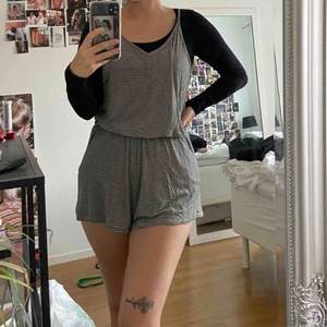 Shorts-dress från Brandy Melville. Är onesize men skulle säga att den passar mellan XS-M beroende på önskad passform. Världens skönaste material som känns som pyjamas. ! Frakt ingår ej !