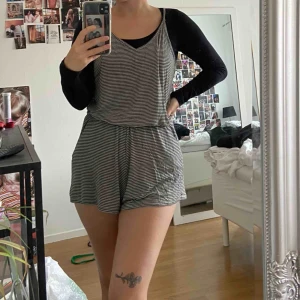  - Shorts-dress från Brandy Melville. Är onesize men skulle säga att den passar mellan XS-M beroende på önskad passform. Världens skönaste material som känns som pyjamas. ! Frakt ingår ej !