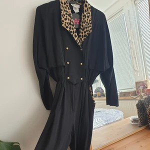 Fin vintage jumpsuit byxdress  - Fin vintage jumpsuit i storlek 36. Leopard och guld detaljer. Fickor på framsidan. Aldrig använt med lappar kvar. Köpt i en vintage butik i Köpenhamn. Kan skickas annars finns i Malmö 💌 frakt 79kr 