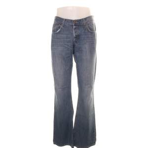 Lee jeans säljer för 350kr - nypris: ca 1000kr (är dock inte 36 i längden då jag klippt en bit men passar för ca 160/170cm). Alla tre byxor dvs. (Acne, Lee & Levis) för 800kr om man köper det tillsammans. Annars ligger priset på 1000kr. 