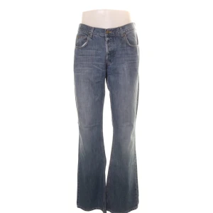 Lee Jeans - Lee jeans säljer för 350kr - nypris: ca 1000kr (är dock inte 36 i längden då jag klippt en bit men passar för ca 160/170cm). Alla tre byxor dvs. (Acne, Lee & Levis) för 800kr om man köper det tillsammans. Annars ligger priset på 1000kr. 