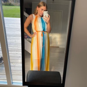 Klänning från vm - Superfin klänning ifrån hm. Går ända ner till fötterna på mig som är 1,60. Nästan aldrig använd så i mycket bra skick!🥰