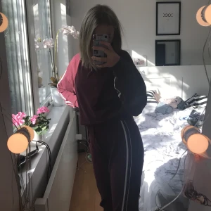 Sätt från gina - Ett vinrött sätt från gina. Litet slitet därför lite billigare. Frakt ingår inte i priset :)