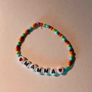 Armband ❤️ - Välj text och färg själv! ✨ INSTAGRAM: pearl.mentalhealth ✨ skänker 50% till välgörenhet 🙏🏼