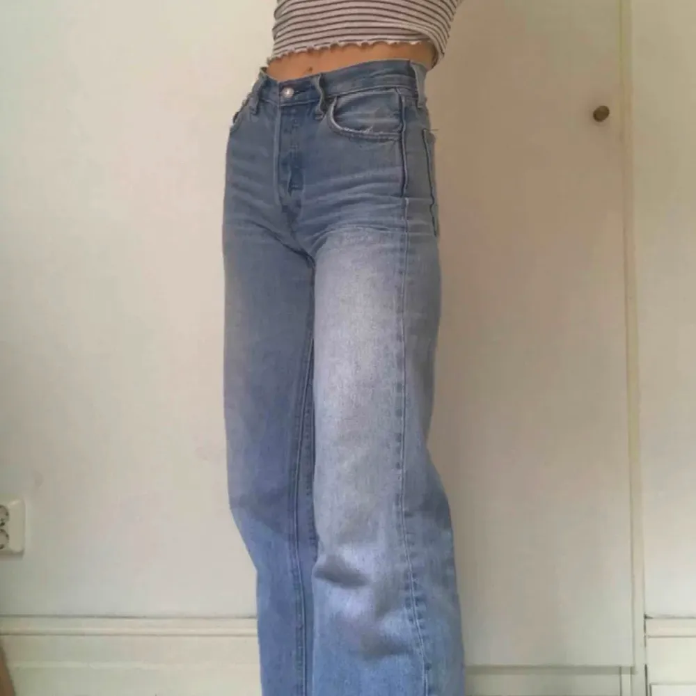 Ljusa levisjeans modell: altered wide leg med coola sömmar vid innerlåret, nypris 899kr. Jeans & Byxor.