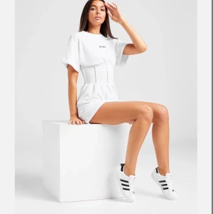 Klänning  - Jag säljer denna klänning, köpte de men de vart för små, aldrig använd och prislappen är fortfarande kvar! Först till kvarn!  storlek M. Köparen står för frakten 