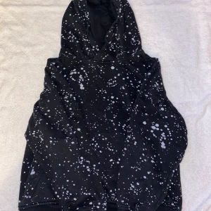 Hoodie från H&M stl 134/140 - Snygg hoodie i stl 134/140. Ficka framtill. Superfint skick!