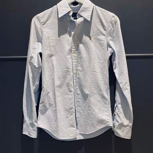 Ralph Lauren skjorta, ljusblå storlek xs. Säljes då den aldrig kommit till användning (ny). 430 (inkl frakt)