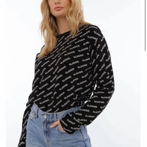 Stickad tröja från Chiquelle  - Stickad tröja från chiquelle med trycket ”Classic” superskönt, strl one size så passar de flesta XS-M skulle jag säga. 100 + frakt. Pris kan diskuteras!