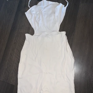 En superfin  klänning från Nelly Stl S - Klänningen är öppen i ryggen! Kommer självklart att strykas om någon är intresserad av fler bilder