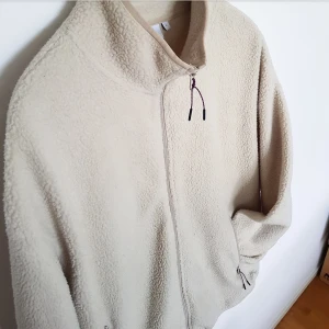 Mysig fleecetröja  - Beige mysig fleecetröja från Weekday. Köpt förra sommaren för 400kr ungefär, säljer för 250kr. Knappt använd och i gott skick! Strl L. Finns att hämta i Fruängen men kan även mötas upp i Stockholm. Ska den skickas så står köparen för frakt💫