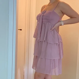Söt lila klänning - Söt lila klänning från märket BodyFlirt. Köpt på secondhand. Kan mötas i Uppsala eller skickas. Köpare står för frakt💗 