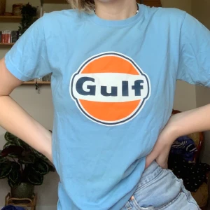 T-shirt - Cool tröja där det står gulf! Säljer eftersom jag inte får någon andvänding av den. Frakt tillkommer💞