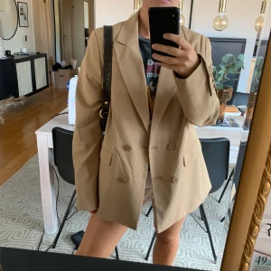 Oversize kavaj  - Säljer denna snygga beiga kavaj/blazer. Storlek 42 men är mer som 40, Oversize på mig som har 36. 
