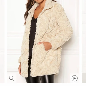 Pälsjacka  - Superin pälsjacka från vero Moda. Storlek XS, passar även S🤍🤍 jättefint skick , tror den e slutsåld o nypris är 500 kr