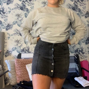 Gina Tricot kjol - Jättefin kjol med fina detaljer tex knapparna, inga bakfickor som gör kjolen unikare men det finns framfickor