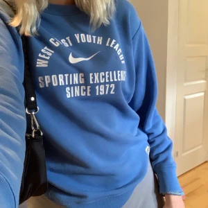 Vintage sweatshirt - Superfin Nike tröja som jag har köpt på secondhand för längesen💕 buda gärna, frakt=40kr, högsta bud just nu 220+frakt, budgivningen avslutas tisdag kl 14