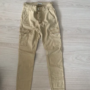 Gina tricot cargo pants - Cargo pants, använd bara en gång. 