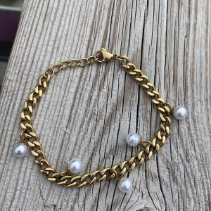 Snyggt armband  - Säljer ett fint armband, det kostade 200 när jag köpte det och säljer det nu för 45 kr det är nästan aldrig använt det, skriv en kommentar om ni är intresserade!🥰20 kr frakt kan också mötas upp i Helsingborg🥰