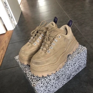 Eytys angel storlek 38 - Säljer ett par eytys angel i mocka! använda några gånger och mockan har blivit lite grå, annars ingenting att anmärka på! 