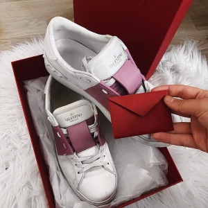 39 - Äkta skor fron Valentino i storlek 39, använda men i mkt fint skick! 👟