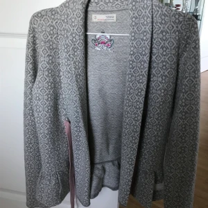 grå odd Molly kofta - Köpte koftan för ungefär 2 år sedan och vara använt den under ett tillfälle. Koftan är i storlek xs, men passsr bra som S. Köparen står för frakt 