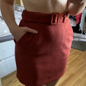 Mockakjol med fickor  - Mockakjol från Vero Moda. Söt nu till hösten, använd en gång. Passar mig som har S!